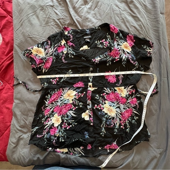 Torrid Black Floral Flutter Sleeve Blouse, 1x - Picture 3 of 7